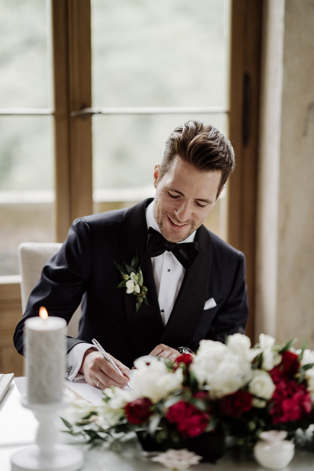 Eheschließung in Brandenburg: Bräutigam leistet seine Unterschrift