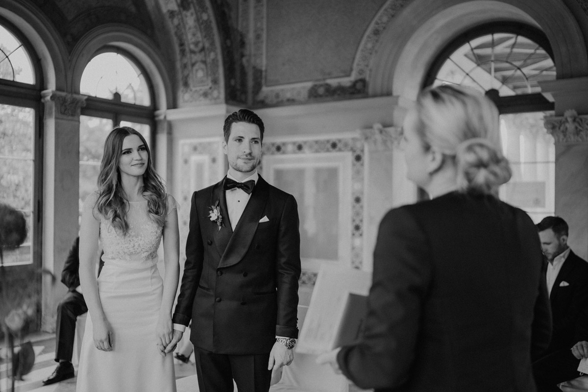 Gratulation: Standesbeamtin beglückwünscht das frisch getraute Paar