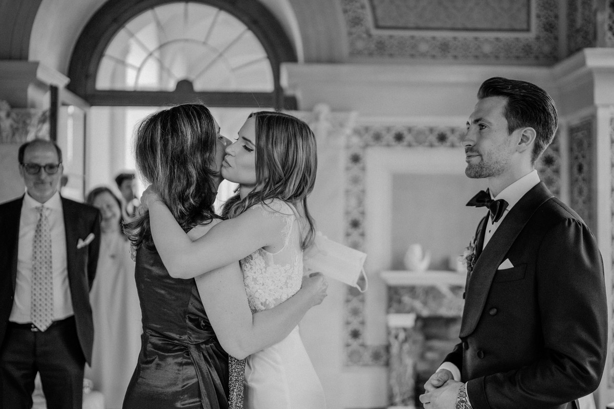 Herzliche Umarmungen: Hochzeitsgäste gratulieren dem Paar