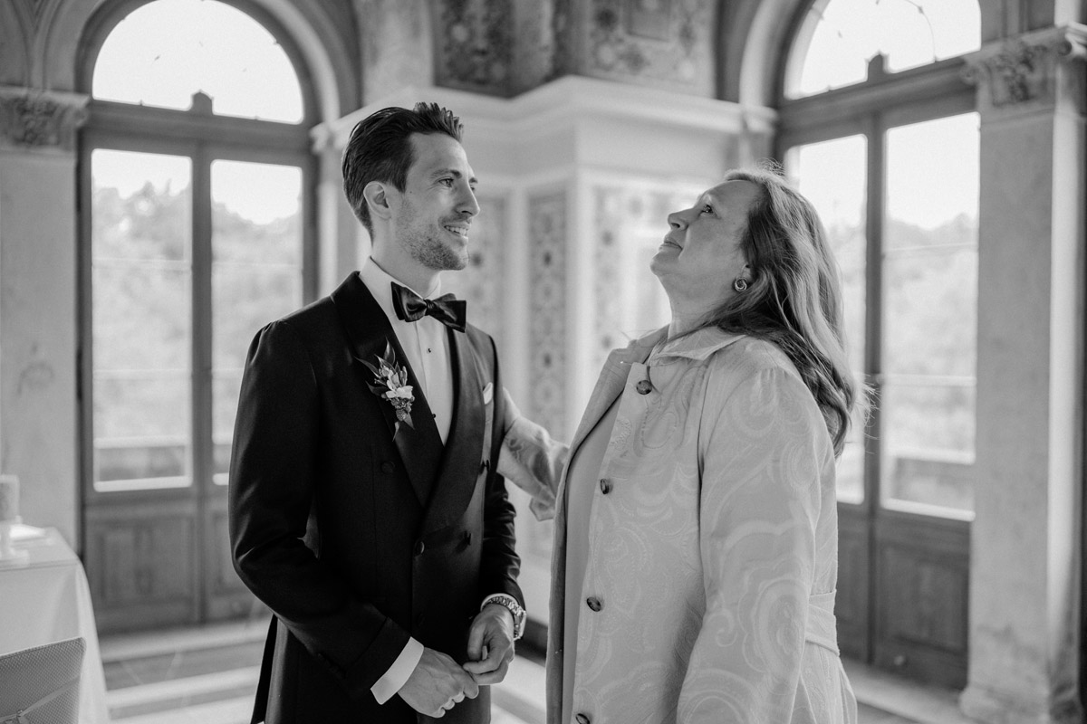 Emotionale Momente: Bräutigammutter ist zu Tränen gerührt