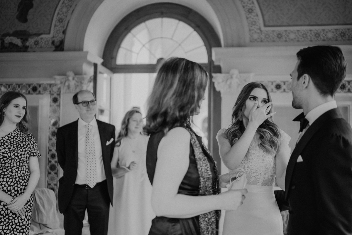 Freudentränen bei der Braut während der Gratulationen