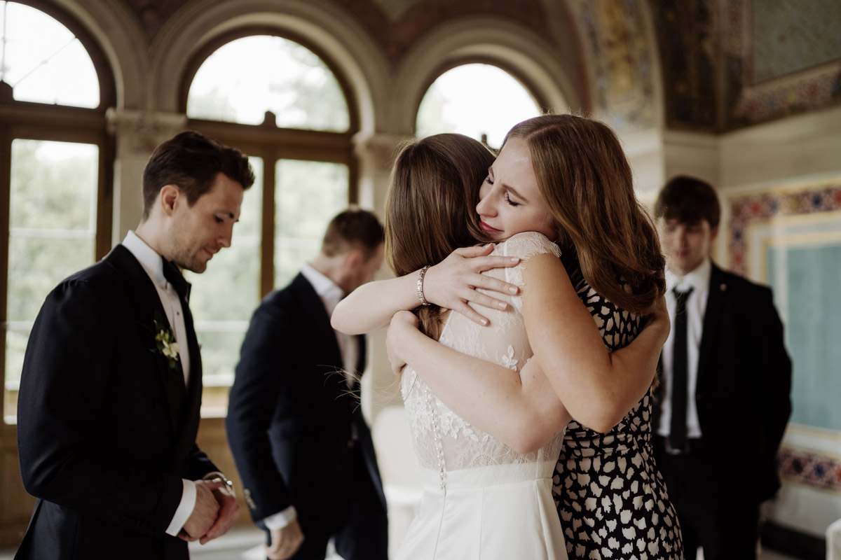 Gäste gratulieren dem Brautpaar vor dem Standesamt