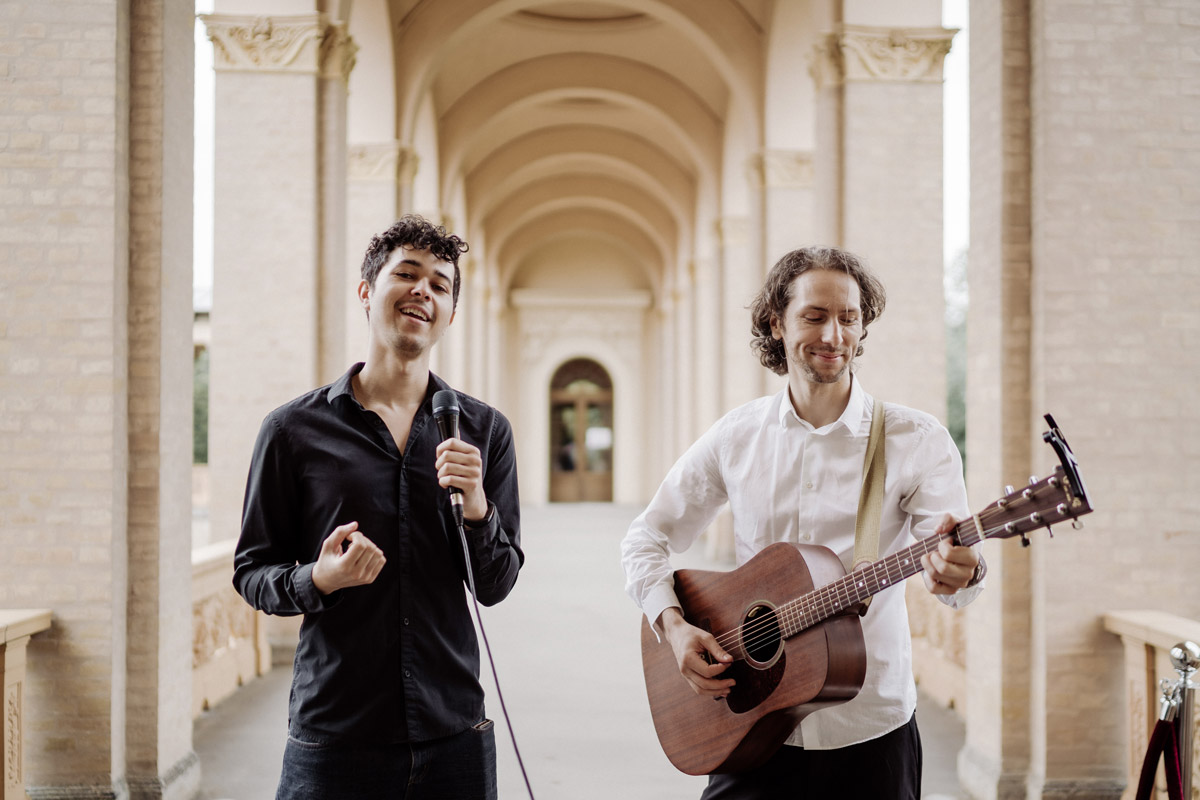 Live-Musik zur Hochzeit: Zwei Musiker aus Berlin spielen Gitarre und singen