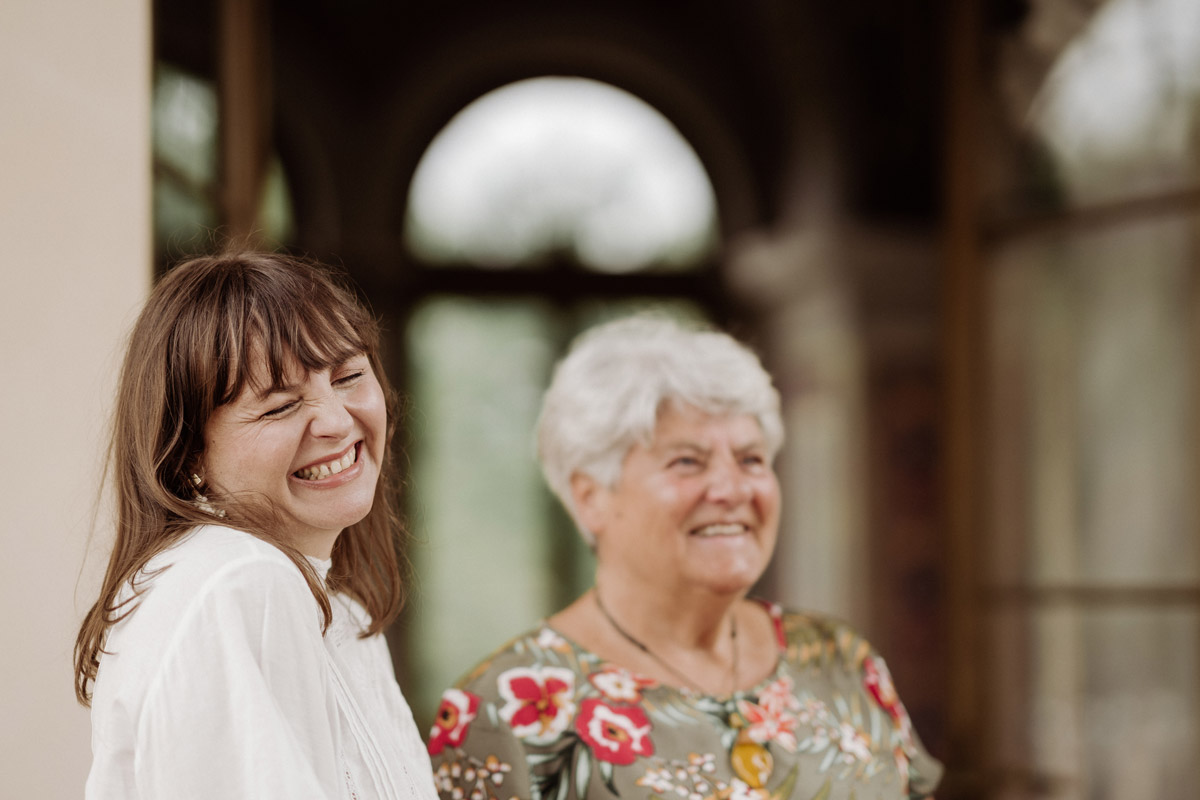 Strahlender Hochzeitsgast freut sich mit dem Paar