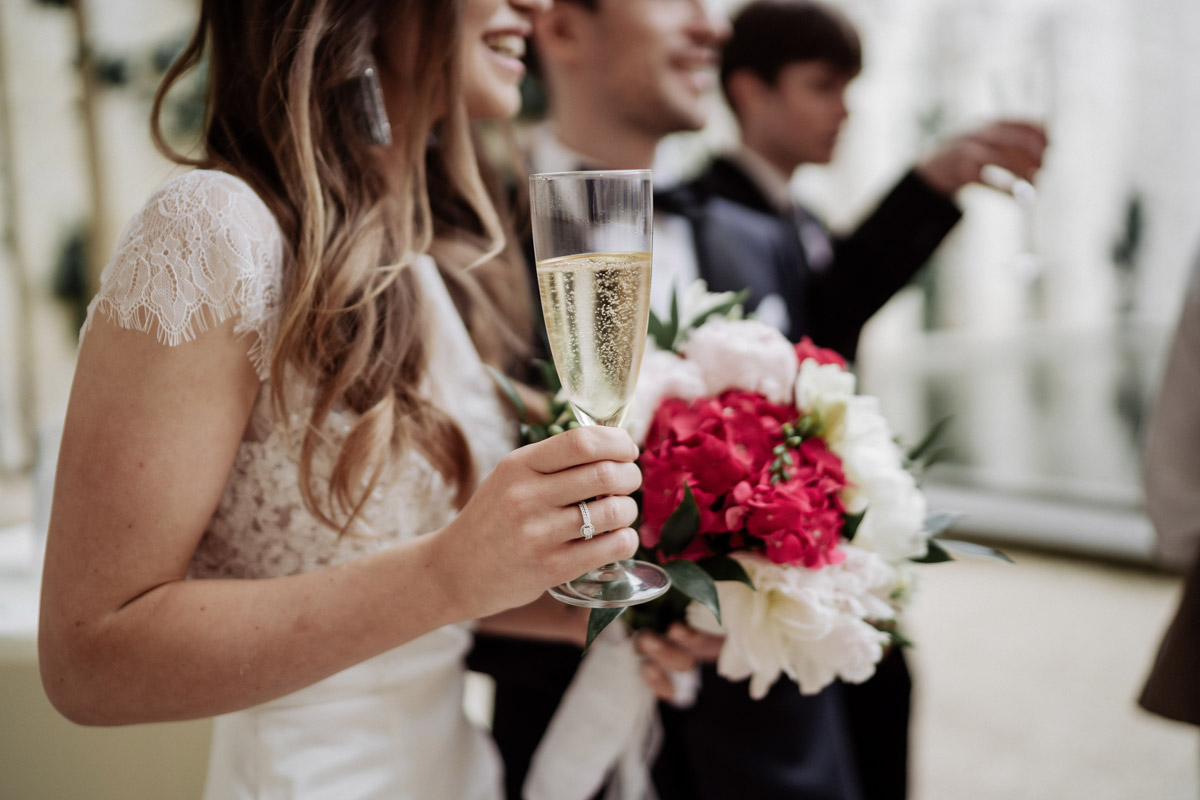 Close-Up: Braut hält Sektglas beim Empfang