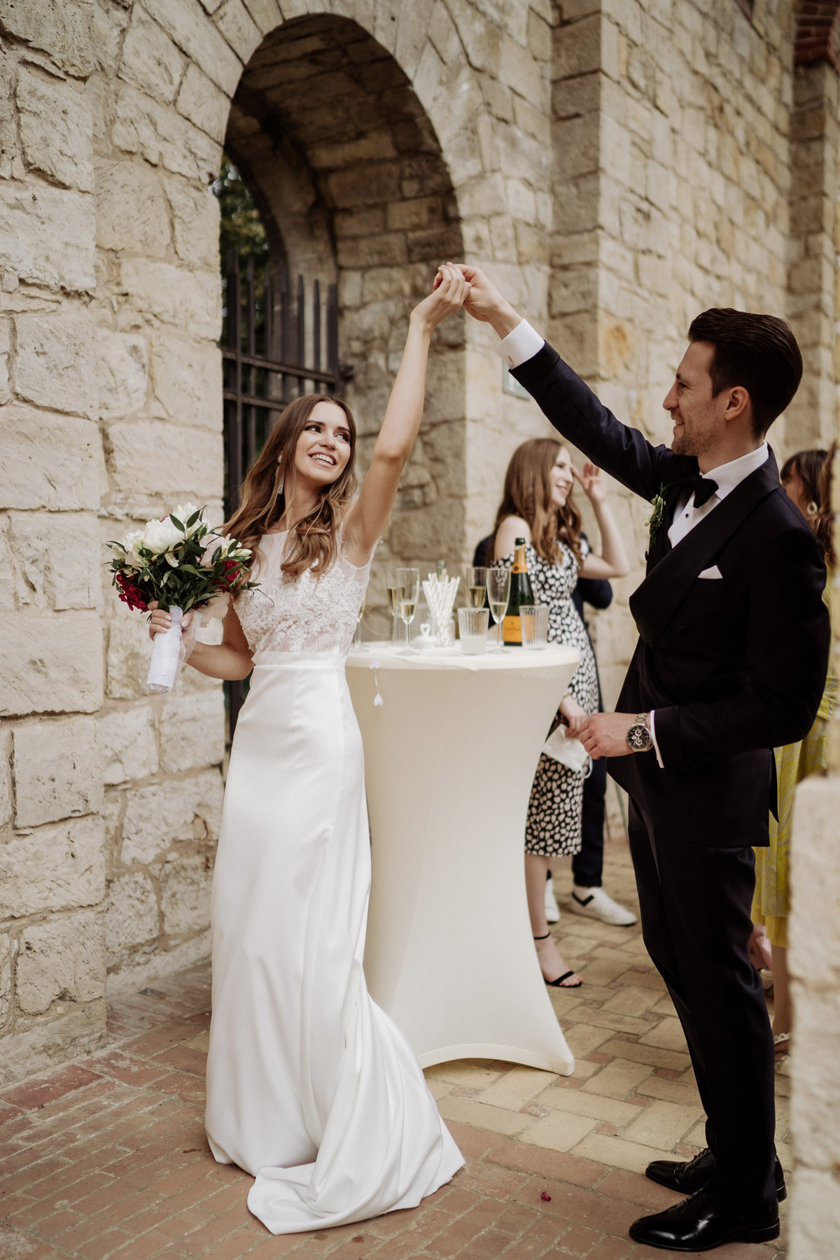 Spontaner Tanz: Bräutigam dreht die Braut zur Live-Musik im Innenhof