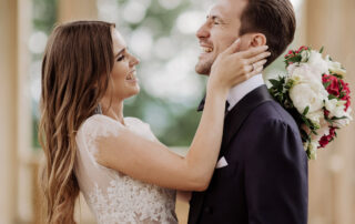 Hochzeitsfotograf Potsdam: Lachendes Brautpaar beim Paarshooting im Belvedere auf dem Pfingstberg – Authentische Hochzeitsreportage vor historischer Kulisse