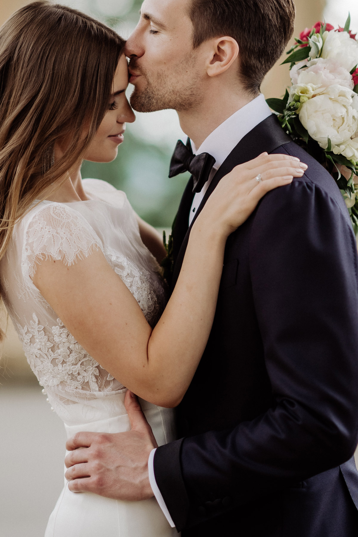 Zärtlicher Kuss auf die Stirn der Braut – Romantisches Hochzeitsfoto