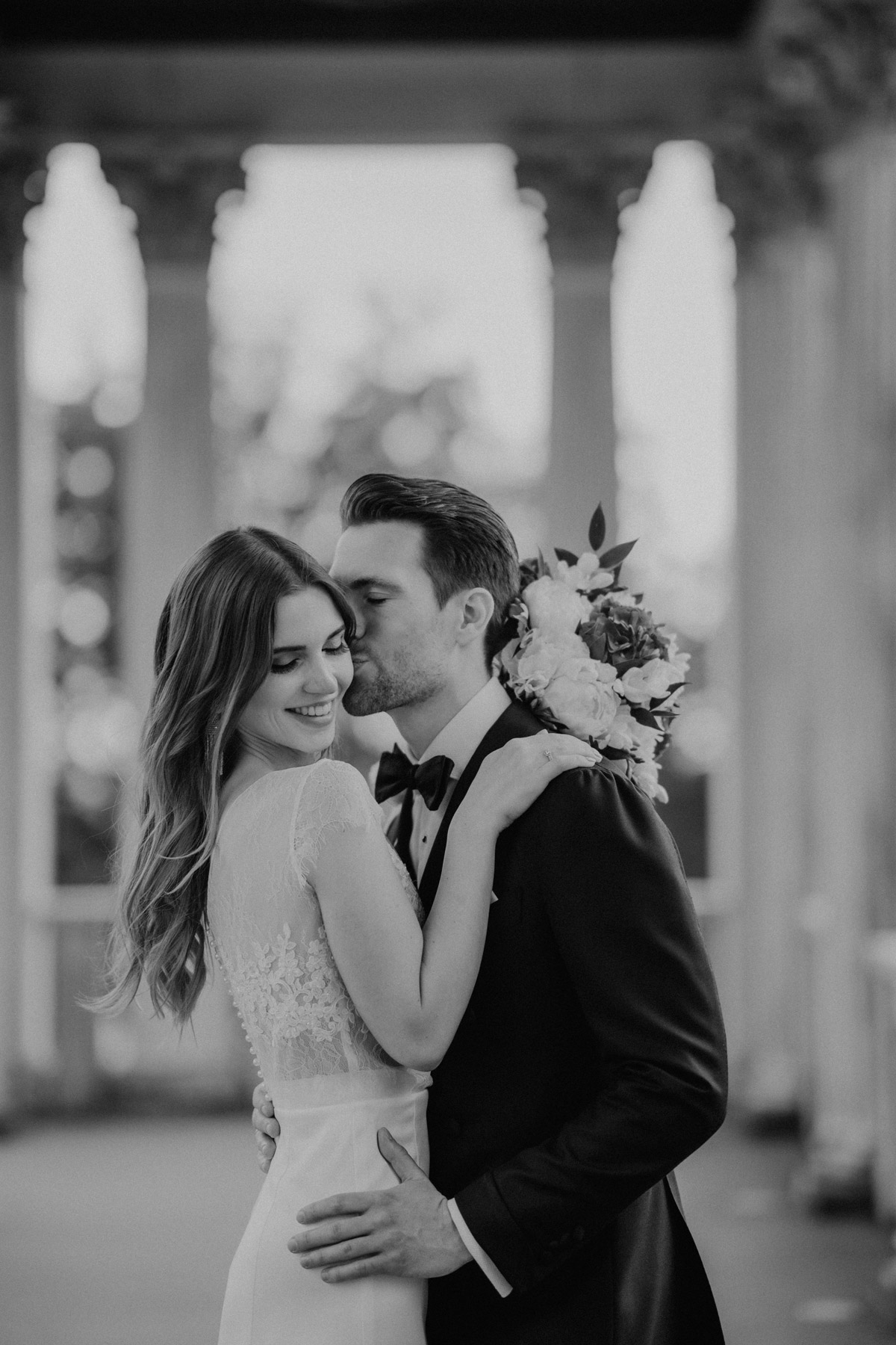 Dynamischer Kuss auf die Wange – Lebendige Hochzeitsfotografie in Schwarz-Weiß