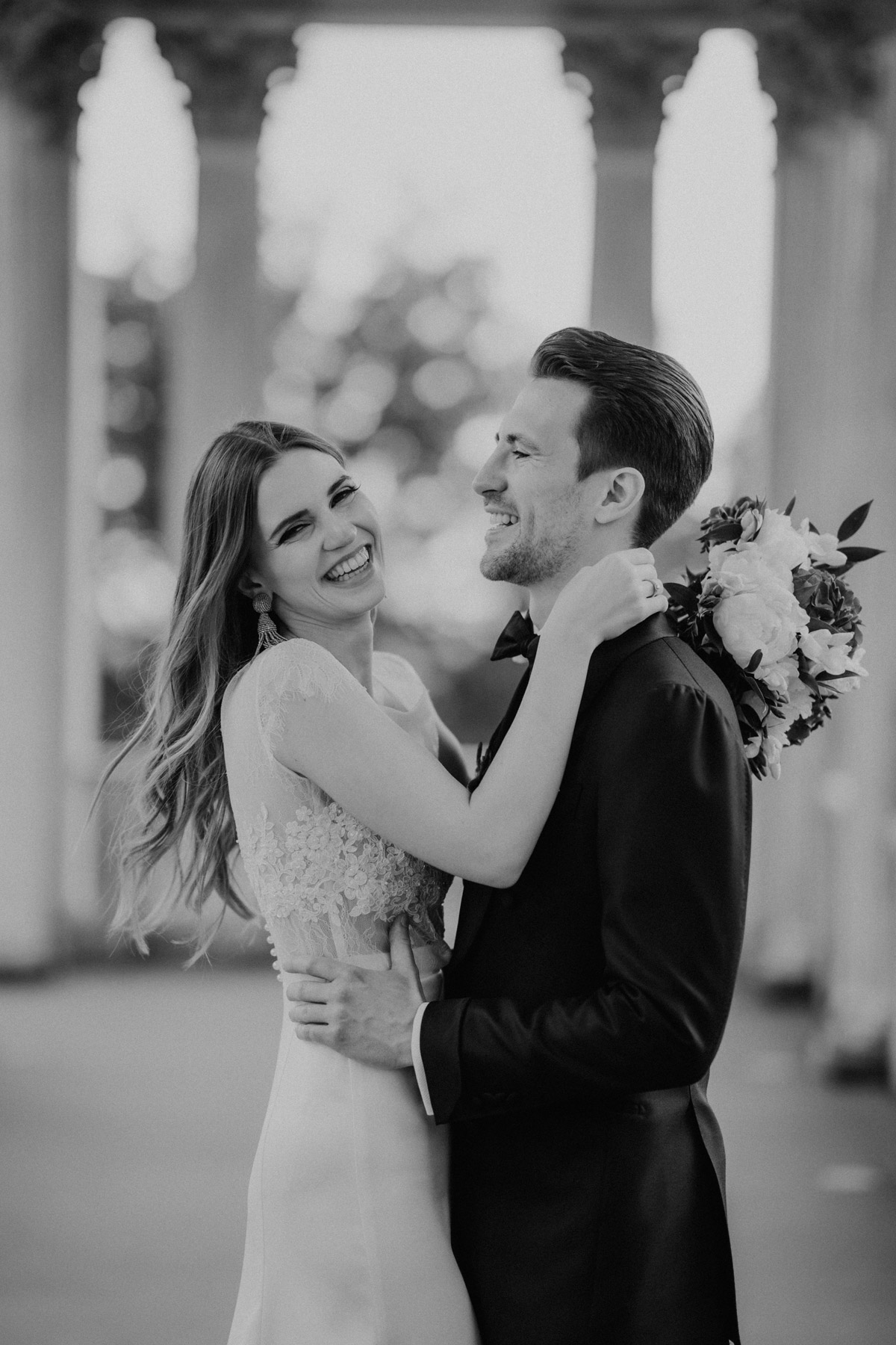 Natürliche Lacher beim Paarshooting im Belvedere auf dem Pfingstberg