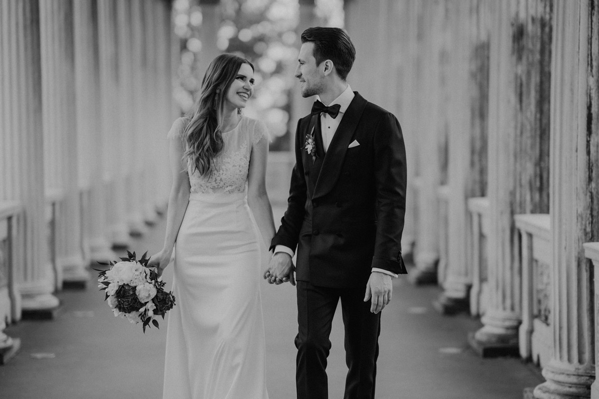 Schwarz-Weiß Shooting: Brautpaar lacht herzlich miteinander