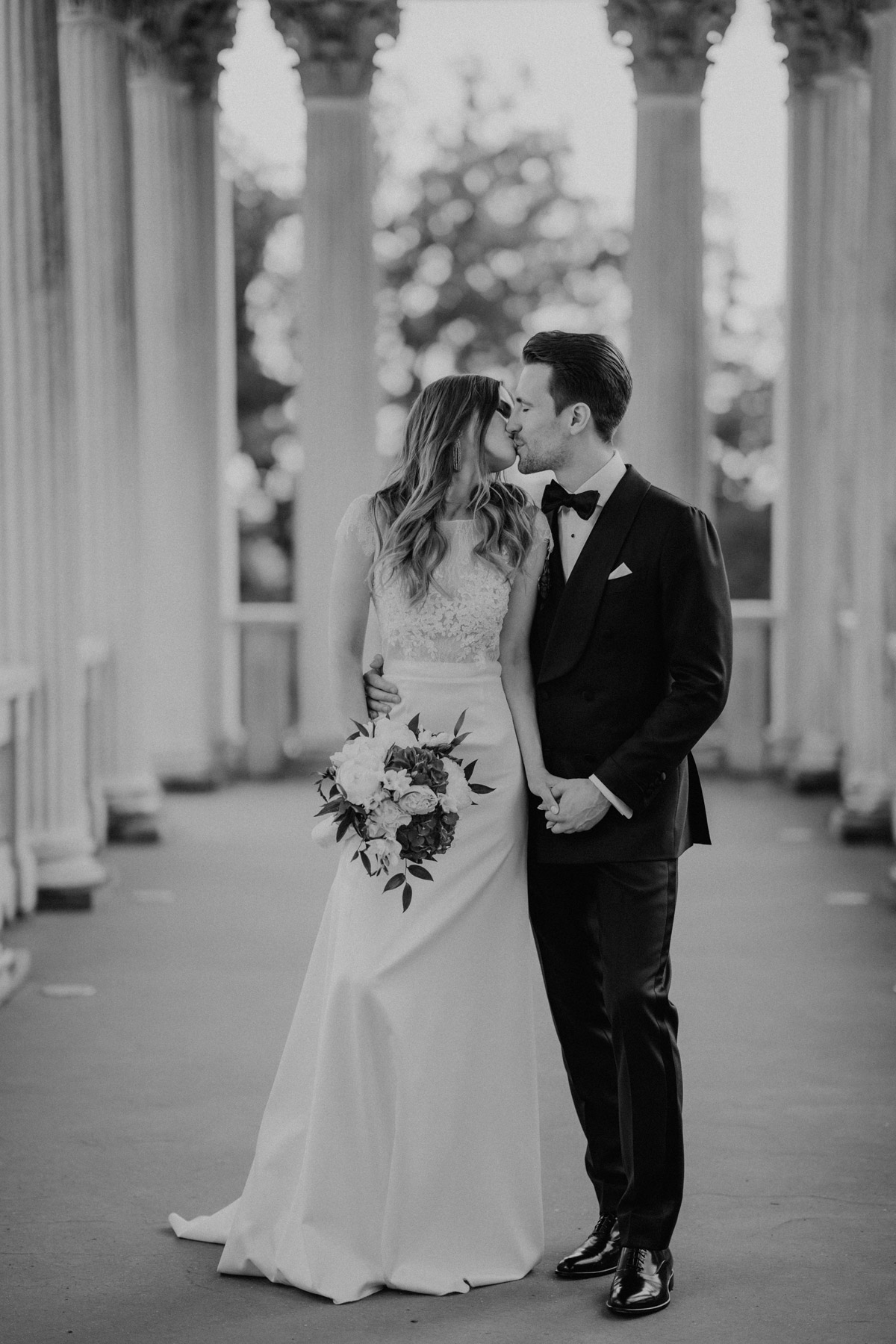 Stirnkuss vor der beeindruckenden Kulisse des Belvedere