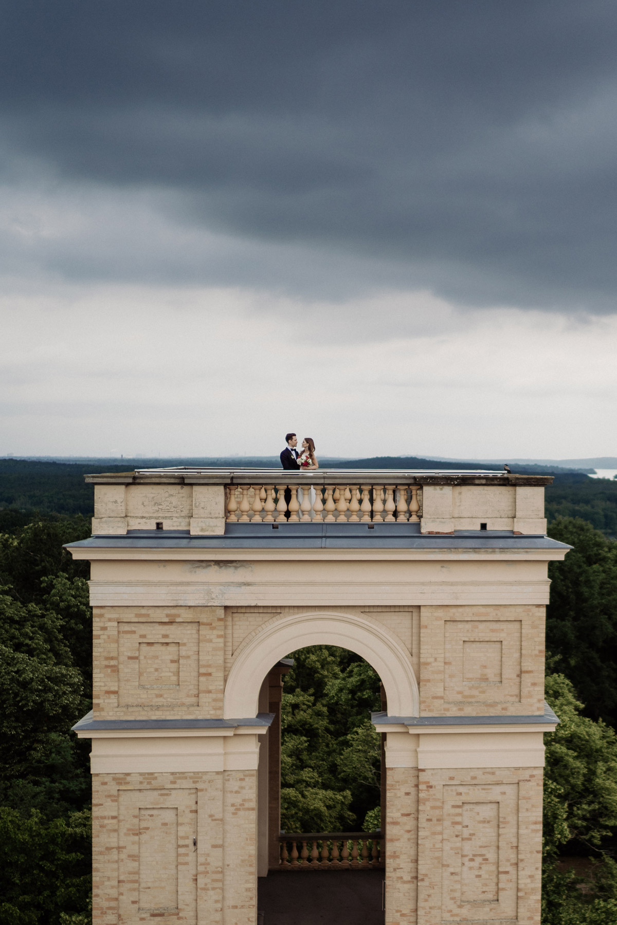 Heiraten mit Aussicht: Brautpaar auf der Dachterrasse mit Panoramablick über Potsdam und die Havel