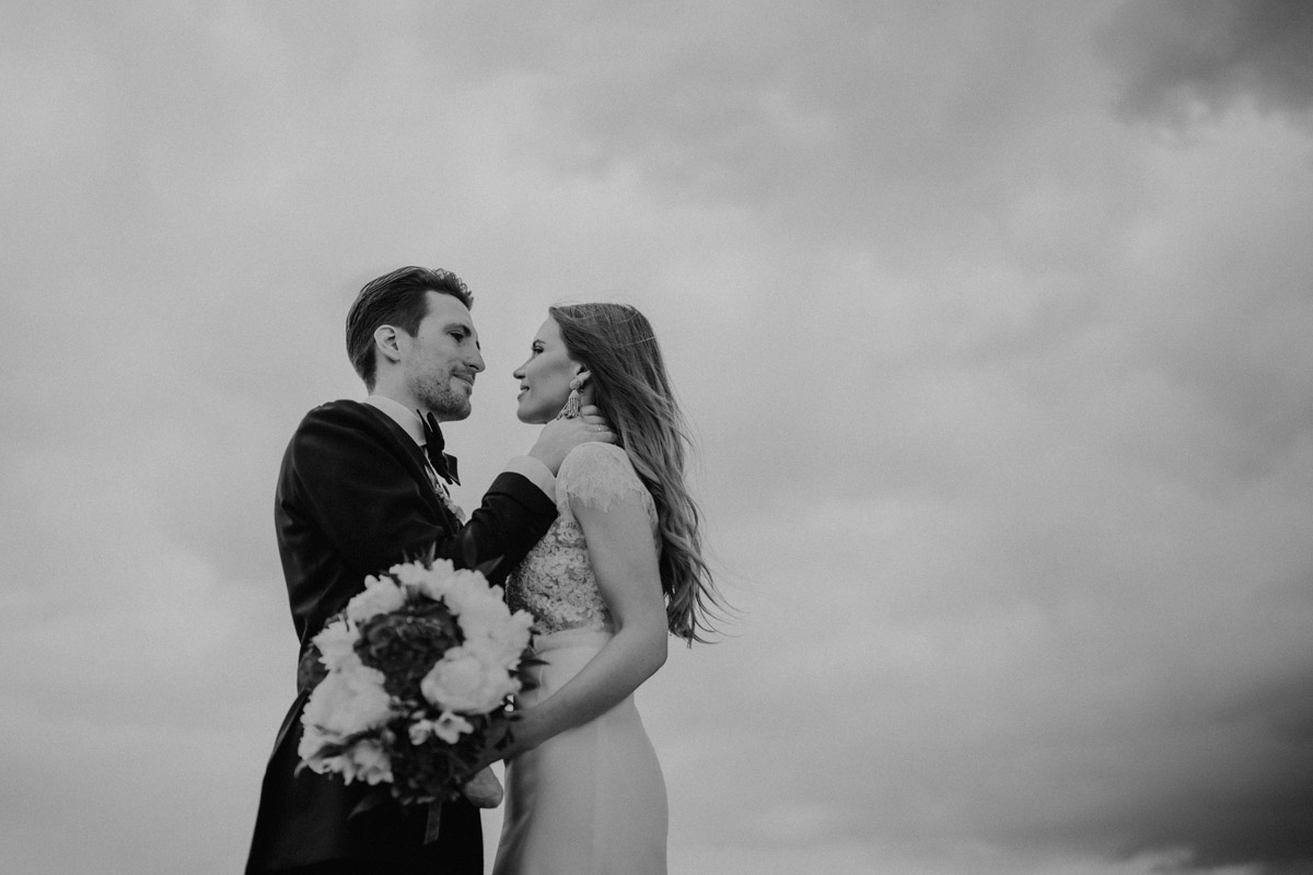 Künstlerisches Portrait: Schwarz-Weiß Aufnahme vor dramatischem Himmel