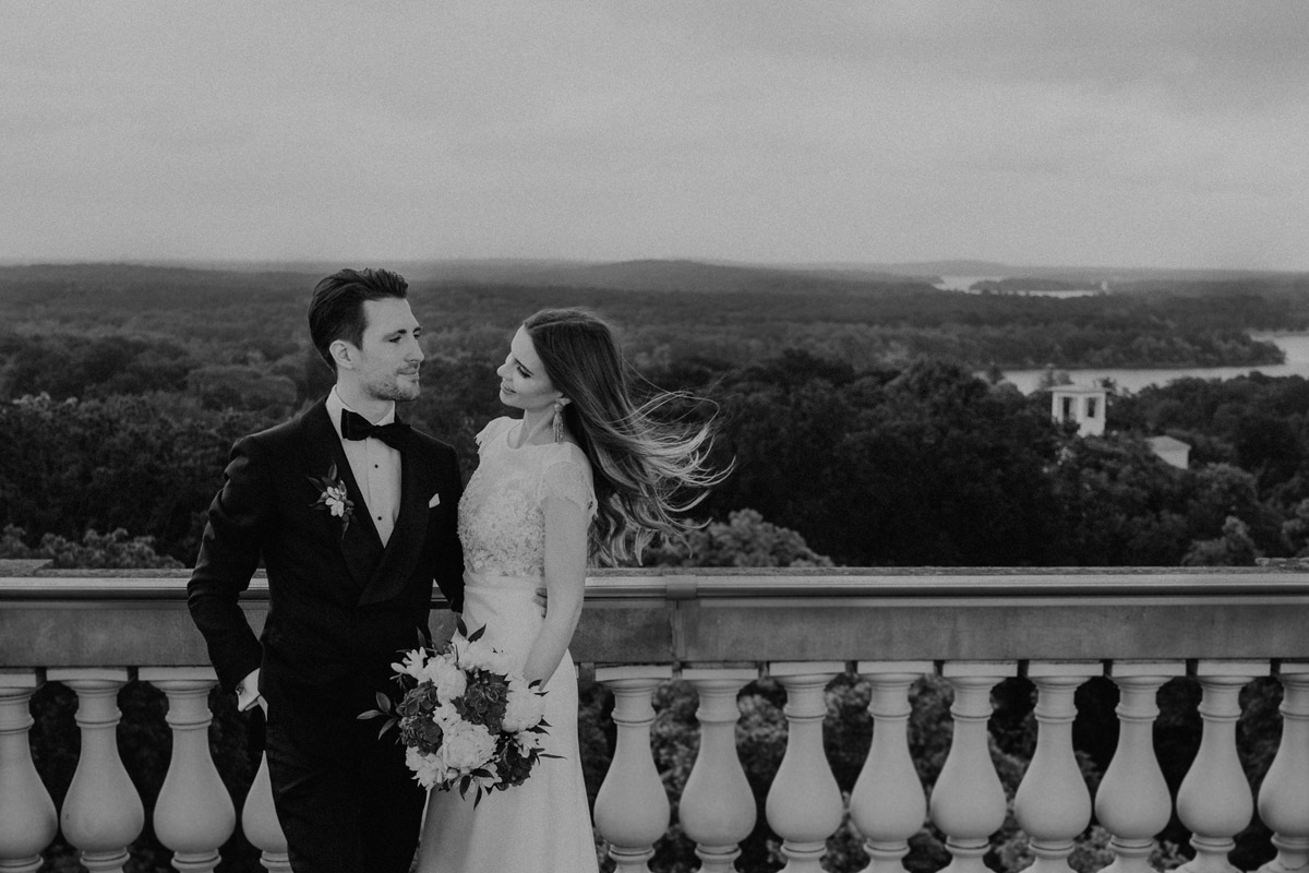 Romantik pur: Paar steht am Geländer des Ostturms und genießt den Moment