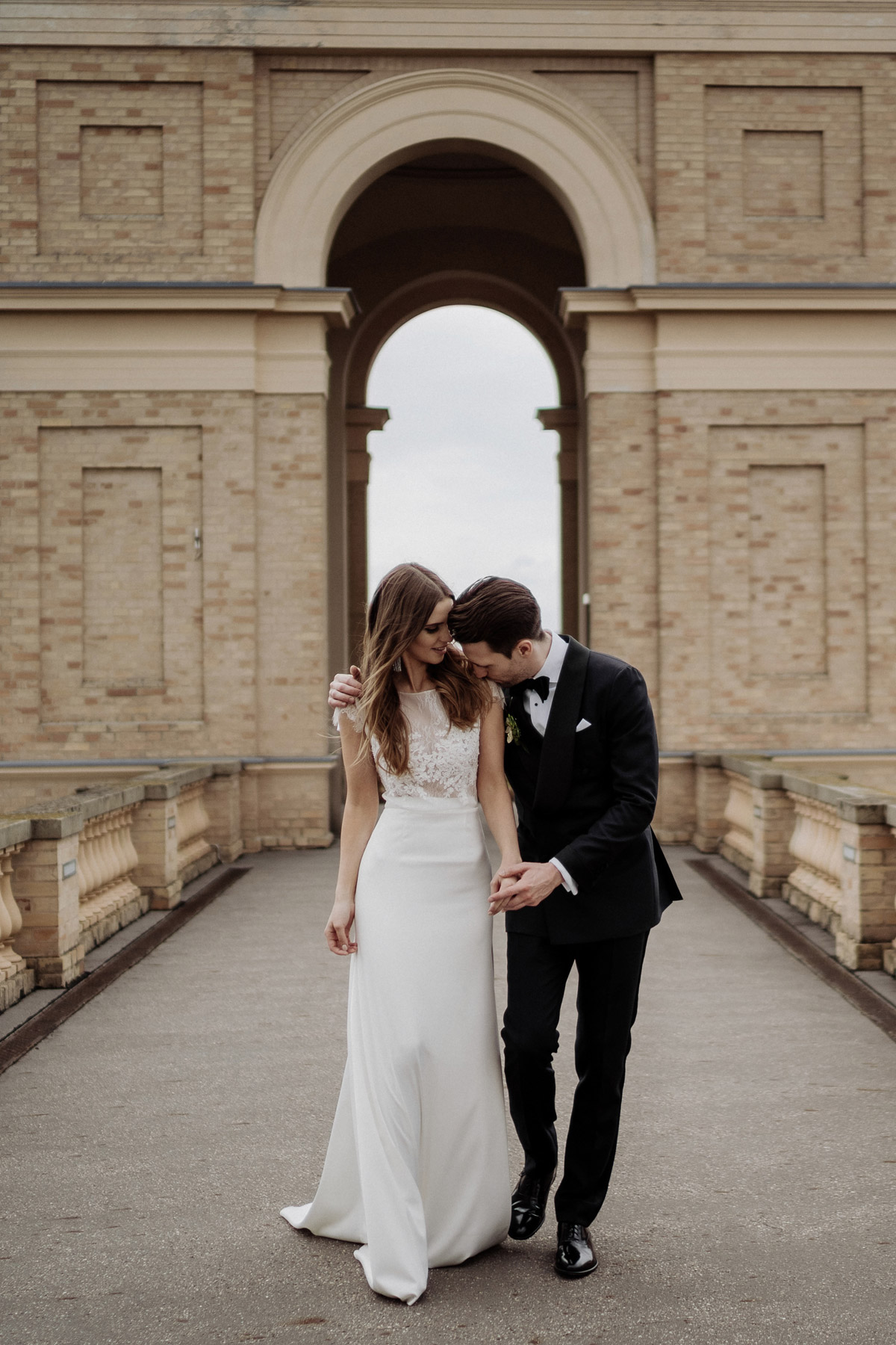 Modernes Brautpaar-Shooting: Braut und Bräutigam laufen über die Brücke – Hochzeitsinspiration Potsdam