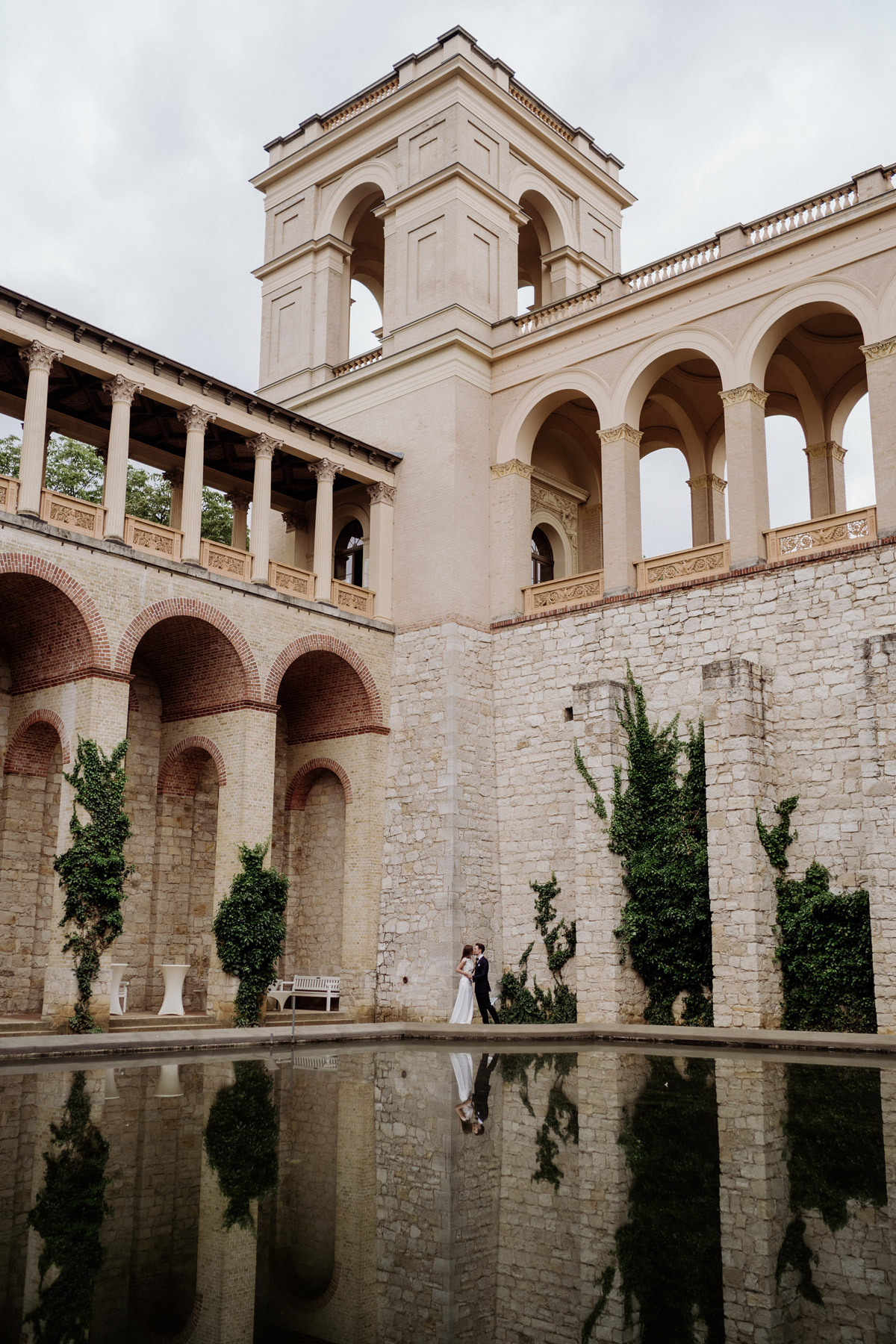 Das schönste Standesamt in Potsdam: Spiegelung des Brautpaares im Wasserbecken des Belvedere