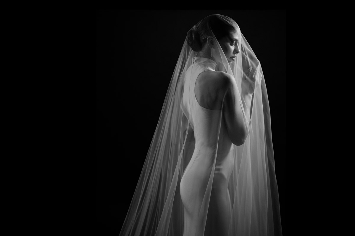 Professionelles Auftreten als Hochzeitsfotografin in Berlin: Ein künstlerisches Porträt mit Schleier zeigt die unaufdringliche und respektvolle Arbeitsweise bei einer Hochzeitsbegleitung.