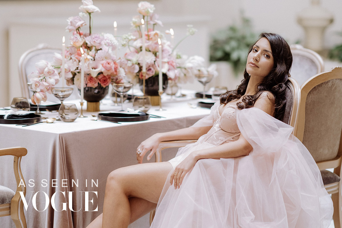 Elegante Braut im rosa Tüllkleid an einer luxuriös gedeckten Tafel bei einer Adlon Hochzeit. Editorial-Aufnahme von deinem Hochzeitsfotograf Berlin.