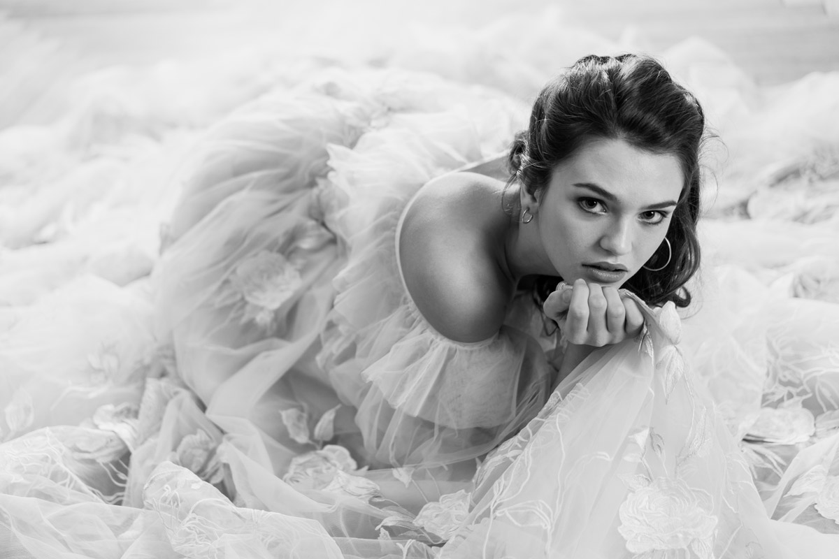 Elegantes Brautporträt im Standesamt Schöneberg in Schwarz-Weiß. Dein Hochzeitsfotograf Berlin gibt Tipps für eine stilvolle und clevere Planung der Hochzeitsfotos im Standesamt.