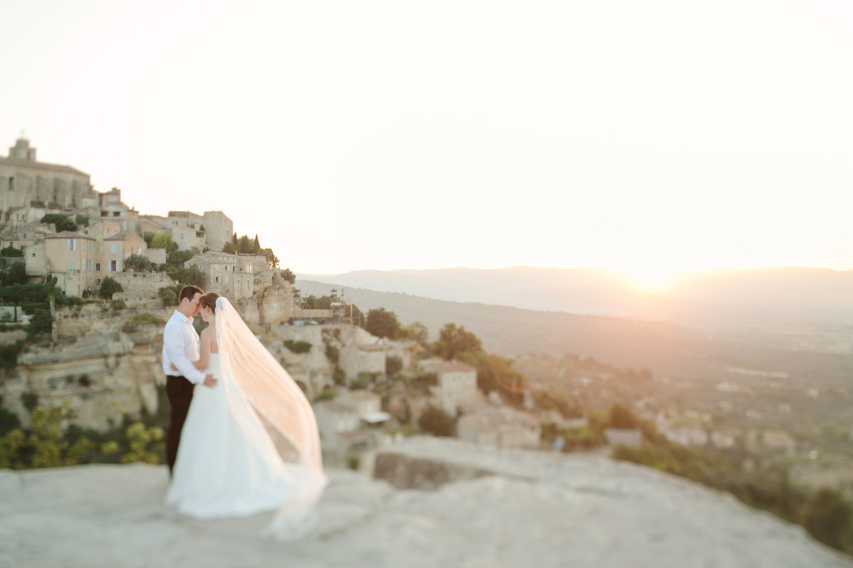 Exklusive Fine-Art-Hochzeitsfotografin aus Berlin und Potsdam bei einer Auslandshochzeit in der Provence. Das Paar blickt bei Sonnenaufgang auf Gordes in Frankreich.